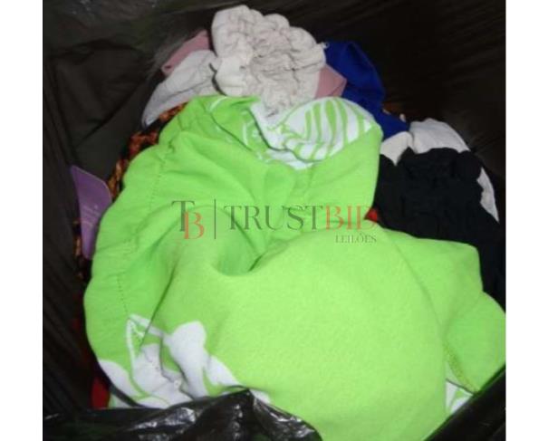 Foto de LOTE 95-006 | LOTE DE 18 (DEZOITO) PEÇAS DE ROUPAS VARIADAS