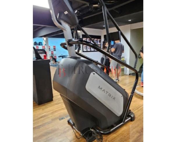 Foto de LOTE 54 | ITENS DE ACADEMIA | ESCADAS MATRIX C3X - BICICLETA SPINNIG SCHWIN IC3