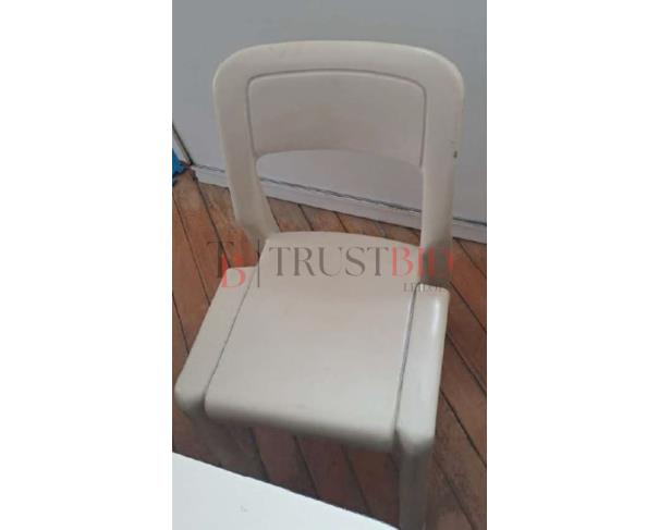 Foto de LOTE 16-030 | 51 (CINQUENTA E UMA) CADEIRAS DE PLÁSTICO